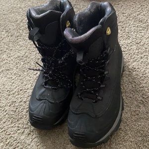 Black Columbia snow boots